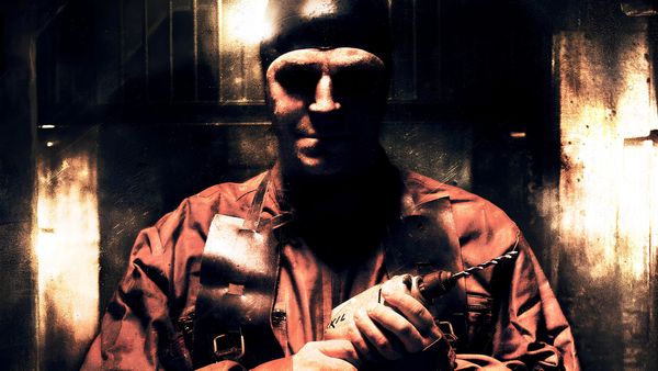 Plakatmotiv zum Film „Hostel 3“. Ein Mann mit Bohrmaschine in der Hand. - Foto: TMDB