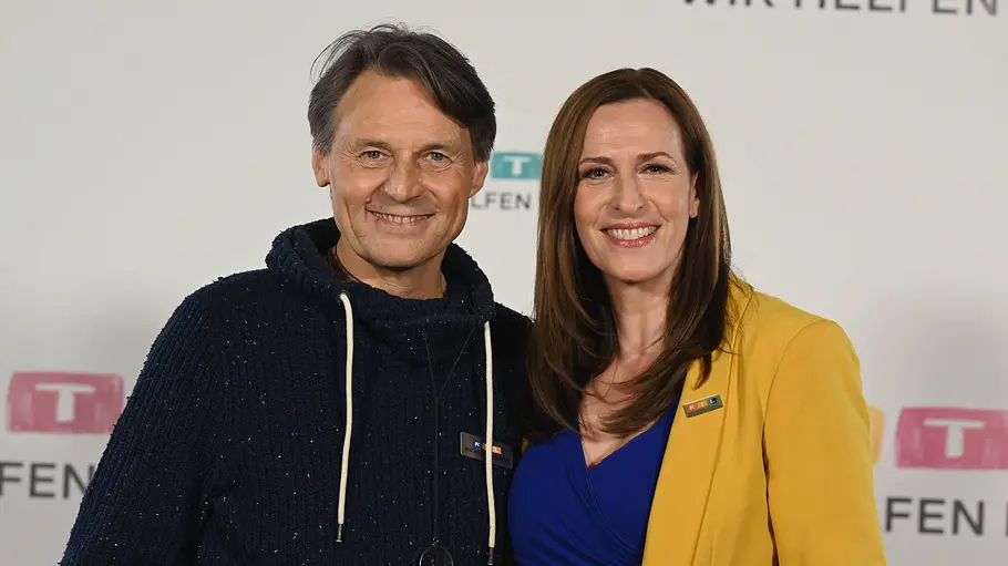 Wolfgang Bahro und Ulrike Frank beim 30. RTL Spendenmarathon Wolfgang Bahro und Ulrike Frank stehen lächelnd nebeneinander und blicken gemeinsam in die Kamera.