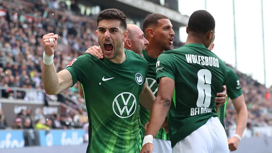 Wolfsburg - Paderborn Konstantinos Koulierakis (VfL Wolfsburg) jubelt mit Mannschaftskollegen