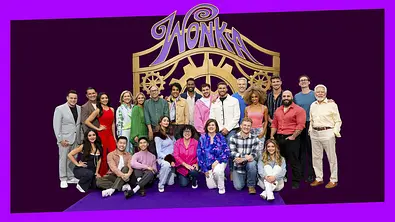 Die 24 Kandidat:innen der Netflix-Show „Wonka’s The Golden Ticket“ stehen gemeinsam vor lila Hintergrund mit dem Wonka Logo.  - Foto: Netflix