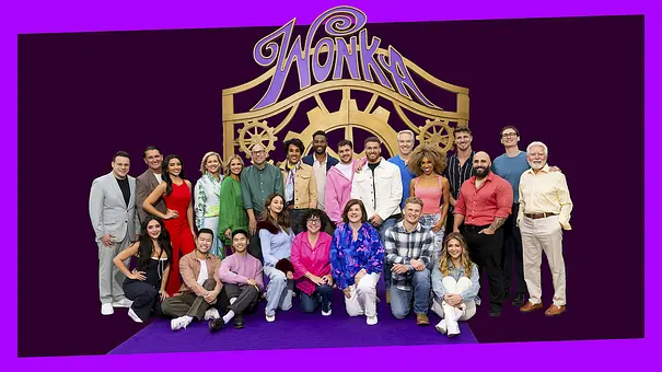 Die 24 Kandidat:innen der Netflix-Show „Wonka’s The Golden Ticket“ stehen gemeinsam vor lila Hintergrund mit dem Wonka Logo. - Foto: Netflix Die 24 Kandidat:innen der Netflix-Show „Wonka’s The Golden Ticket“ stehen gemeinsam vor lila Hintergrund mit dem Wonka Logo. - Foto: Netflix