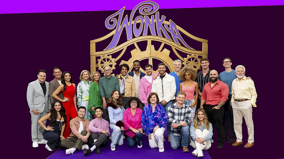 Die 24 Kandidat:innen von „Wonka’s The Golden Ticket“ Die 24 Kandidat:innen der Netflix-Show „Wonka’s The Golden Ticket“ stehen gemeinsam vor lila Hintergrund mit dem Wonka Logo.