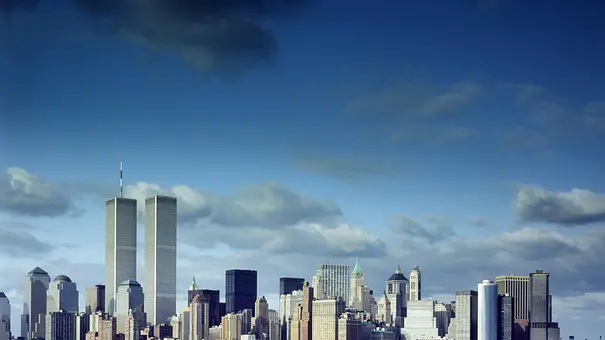 Skyline von New York mit den beiden Türmen vom World Trade Center - Foto: IMAGO / Everett Collection Skyline von New York mit den beiden Türmen vom World Trade Center - Foto: IMAGO / Everett Collection
