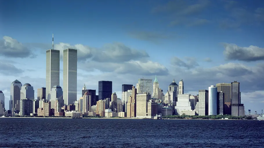 Das World Trade Center mit den beiden Türmen vor dem Anschlag am 11. September 2001. Skyline von New York mit den beiden Türmen vom World Trade Center