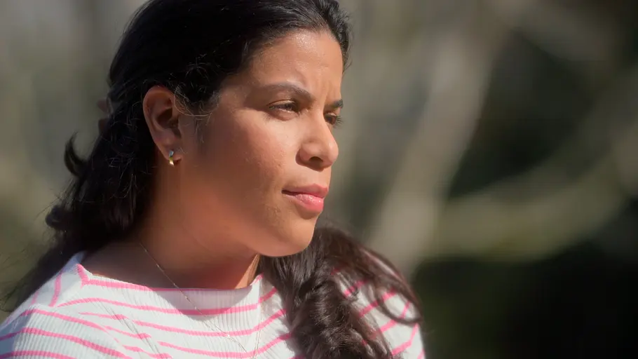 Melina Armstead schaut draußen in die Ferne.