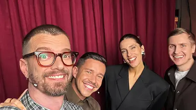 Der neue Cast von Wer stiehlt mir die Show 2026 macht ein Selfie und alle schauen lachend in die Kamera: Wer stiehlt mir die Show? Person: Joko Winterscheidt; Nico Santos; Andrea Petkovic; Till Reiners - Foto: Joyn/Florida TV