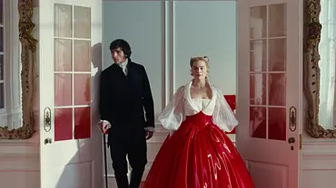 Jacob Elordi und Margot Robbie in opulenten Kostümen. - Foto: Warner Bros.