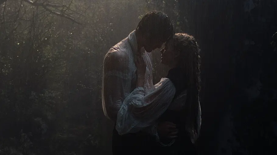 Jacob Elordi als Heathcliff und Margot Robbie als Cathy umarmen sich im Regen innig in „Wuthering Heights“ – Sturmhöhe.