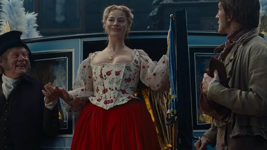 Margot Robbie als Catherine in „Wuthering Heights“ steigt in einem edlen Kleid aus einer Kutsche.