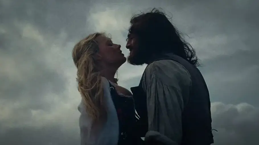 Margot Robbie und Jacob Elordi in einer Szene aus Wuthering Heights.