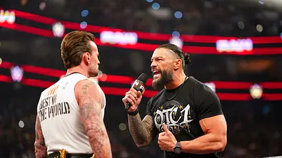 CM Punk und Roman Reigns stehen sich im Wrestling-Ring gegenüber - Foto: WWE Corporation CM Punk und Roman Reigns stehen sich im Wrestling-Ring gegenüber - Foto: WWE Corporation