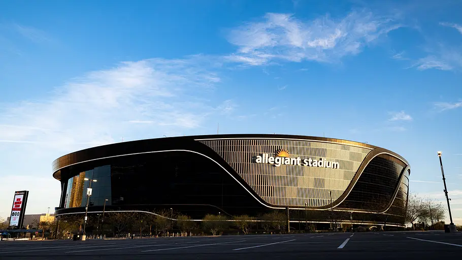 Eine Außenaufnahme des Allegiant Stadiums in Las Vegas, Nevada