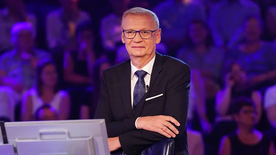 Günther Jauch bei Wer wird Millionär Günther Jauch moderiert bei Wer wird Millionär, Publikum im Hintergrund.