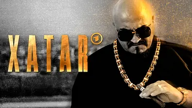 Porträt von Xatar mit Sonnenbrille, dicker Goldkette und Zigarre; daneben der Schriftzug „XATAR“ mit ARD-Logo. - Foto: NDR