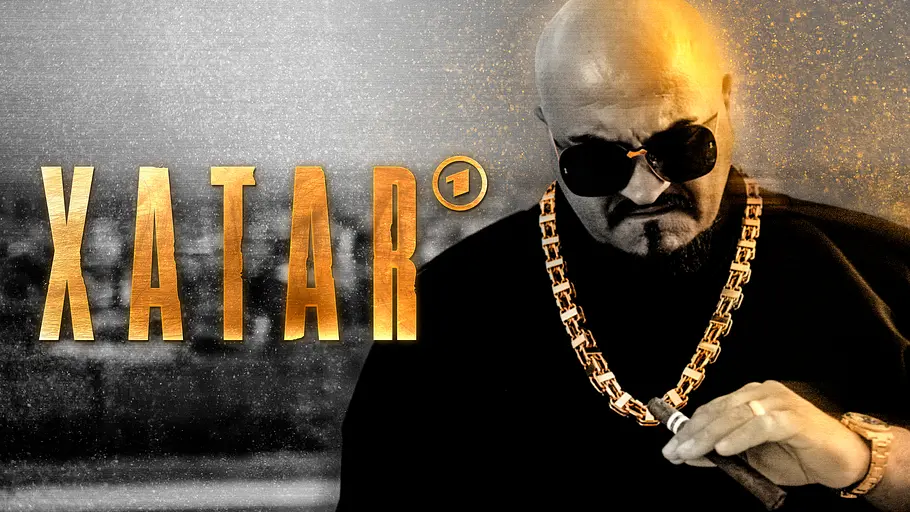 ARD-Dokureihe: XATAR - Ein Leben ist nicht genug Porträt von Xatar mit Sonnenbrille, dicker Goldkette und Zigarre; daneben der Schriftzug „XATAR“ mit ARD-Logo.