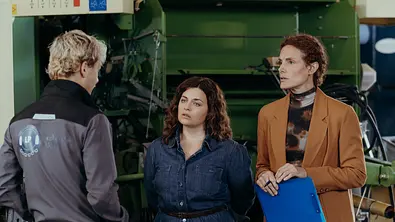 Lilli und Caro schauen Xaver ernst an. - Foto: ZDF/Sabine Finger Fotografie