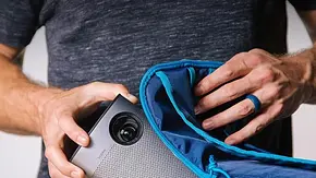 Eine Hand zieht den XGIMI Beamer aus einer Tasche. - Foto: TV Movie / Amazon / XGIMI Eine Hand zieht den XGIMI Beamer aus einer Tasche. - Foto: TV Movie / Amazon / XGIMI