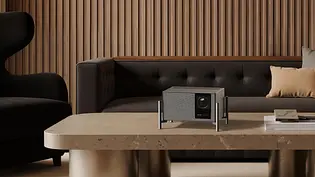Der TITAN Noire Max Beamer von XGIMI steht auf einem Steintisch. - Foto: XGIMI Der TITAN Noire Max Beamer von XGIMI steht auf einem Steintisch. - Foto: XGIMI