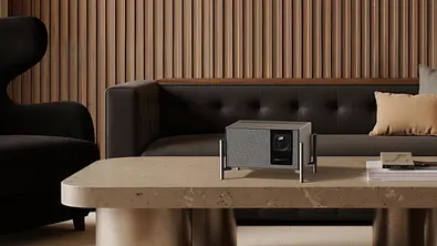 Der TITAN Noire Max Beamer von XGIMI steht auf einem Steintisch.  - Foto: XGIMI 