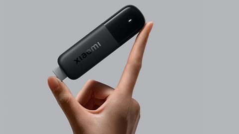 Eine Hand hält einen Xiaomi TC Stick der zweiten Generation in der Hand - Foto: Xiaomi/PR