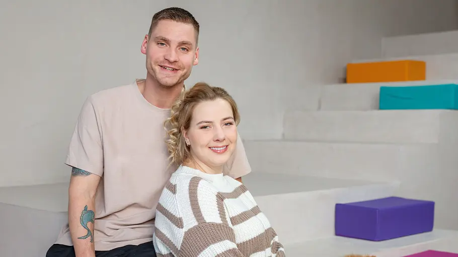 Peter und Sarafina Wollny Peter und Sarafina Wollny sitzen auf einer Treppe mit bunten Elementen.