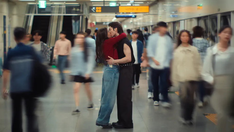 Minho und Kitty küssen sich im Staffelfinale von „XO, Kitty“, Staffel 3 in einer U-Bahn-Station