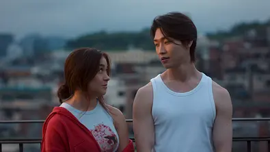 Min-Ho und Kitty stehen auf einem Dach und schauen einander tief in die Augen - Foto: COURTESY OF NETFLIX