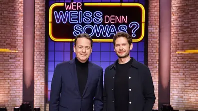 Rudi Cerne und Fabian Puchelt vor dem Logo von „Wer weiß denn sowas?“ - Foto: ARD/NDR/UFA SHOW & FACTUAL/Morris Mac Matzen