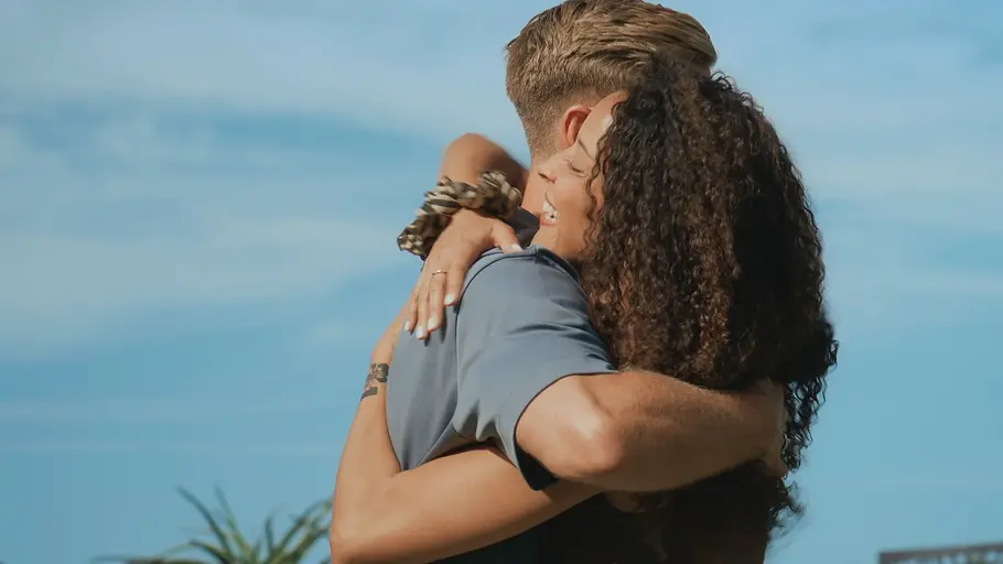Yana will nicht länger um Sebastian kämpfen. Yana und Sebastian umarmen sich.