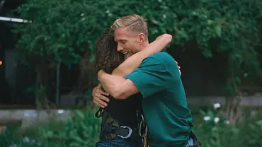 Die Bachelors 2026: Yana und Sebastian Paul umarmen sich. - Foto: RTL Die Bachelors 2026: Yana und Sebastian Paul umarmen sich. - Foto: RTL