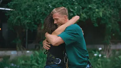 Die Bachelors 2026: Yana und Sebastian Paul umarmen sich. - Foto: RTL Die Bachelors 2026: Yana und Sebastian Paul umarmen sich. - Foto: RTL