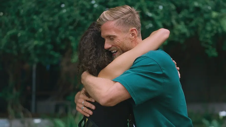 Yana und Sebastian Paul Die Bachelors 2026: Yana und Sebastian Paul umarmen sich.