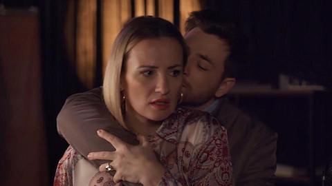 Yannick umarmt eine ernste Isabelle von hinten. - Foto: RTL