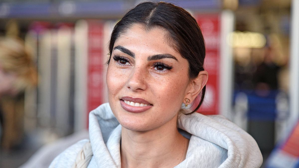 Yeliz Koc in einem grauen Hoodie.
