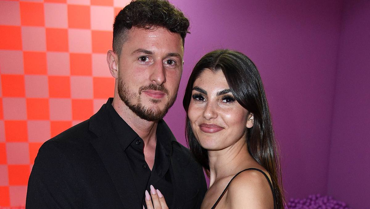 Yeliz Koc und Jannik Kontalis lächeln in die Kamerad