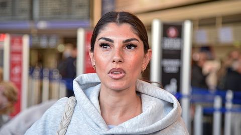Yeliz Koc am Flugahfen. Sie blickt nach vorne und behält eine gerade Miene. - Foto: IMAGO / Eventflash