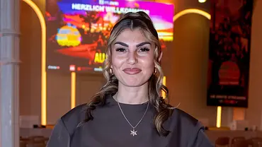 Yeliz Koc trägt ein braunes Kleid und lächelt in die Kamera. - Foto: IMAGO / BOBO Yeliz Koc trägt ein braunes Kleid und lächelt in die Kamera. - Foto: IMAGO / BOBO