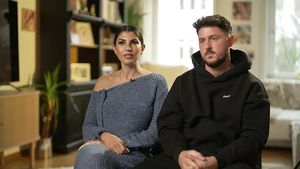 Yeliz Koc und Jannik Kontalis sitzen nebeneinander. Yeliz schaut nach vorne, Janniks Blick geht in die Ferne. - Foto: RTL