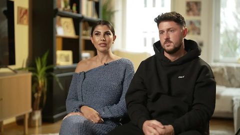 Yeliz Koc und Jannik Kontalis sitzen nebeneinander. Yeliz schaut nach vorne, Janniks Blick geht in die Ferne. - Foto: RTL