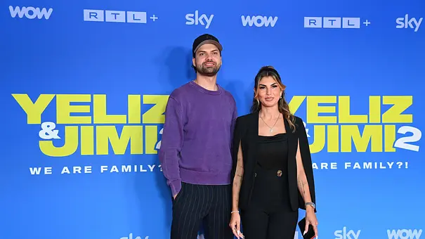 Jimi Blue Ochsenknechtund Yeliz Koc auf dem roten Teppich zum Auftakt der 2. Staffel des Sky Originals Yeliz & Jimi - We are Family?. Bei stehen vor einem blauen Banner. - Foto:  IMAGO / Sven Simon