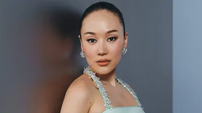 Yerin ha posiert und schaut in die Kamera  - Foto: Netflix