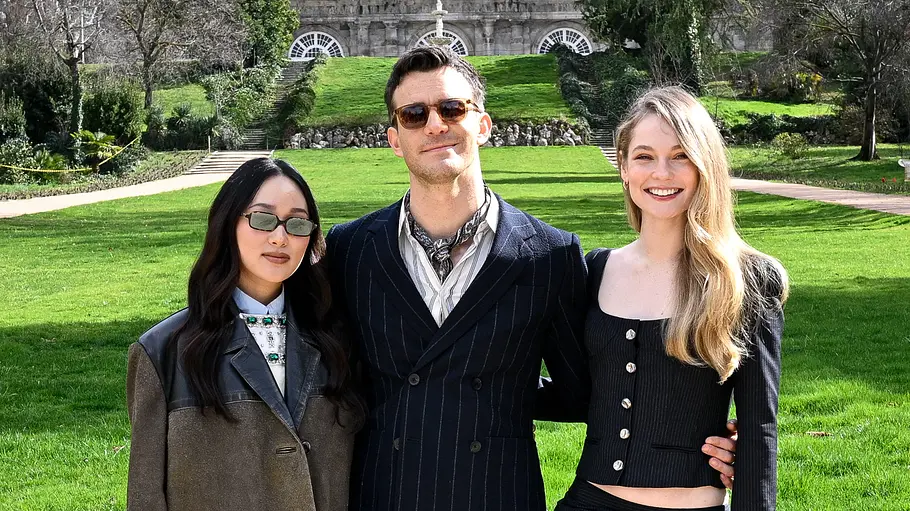 Yerin Ha, Luke Thompson und Hannah Dodd Yerin Ha, Luke Thompson und Hannah Dodd posieren nebeneinander für ein Foto in Madrid.