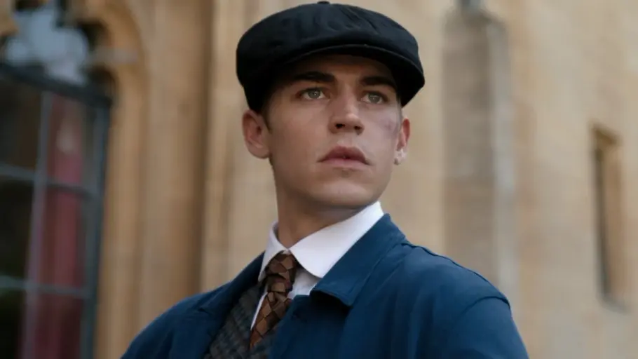 Hero Fiennes Tiffin in seiner Rolle als Sherlock Holmes in der Prime Video-Serie „Young Sherlock“