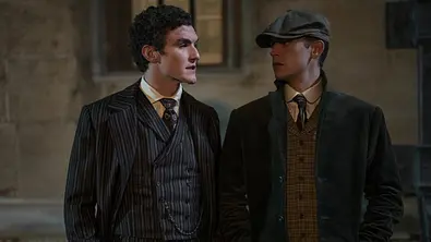 James Moriarty und Sherlock schauen einander an. - Foto: Prime Video
