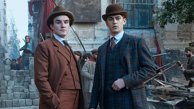 Sherlock Holmes und James Moriarty vor einer Confiserie  - Foto: Prime Video