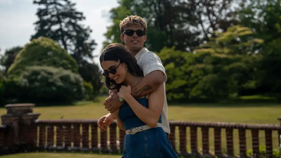 „Your Fault: London“ Nick und Noah Nick legt seinen Arm um Noah, während die beiden durch einen Garten wandern. Beide lächeln.