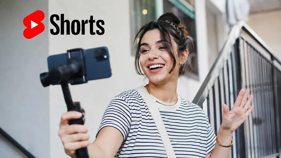 o2 Tarif für unbegrenzten Spaß an YouTube Shorts Junge Frau nimmt ein YouTube Short auf und macht sich dank o2 keine Gedanken über Datenbegrenzung