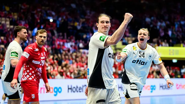 Yuri Knorr ballt die Faust beim Sieger der deutschen Handballer gegen Kroatien - Foto: IMAGO / wolf-sportfoto Yuri Knorr ballt die Faust beim Sieger der deutschen Handballer gegen Kroatien - Foto: IMAGO / wolf-sportfoto