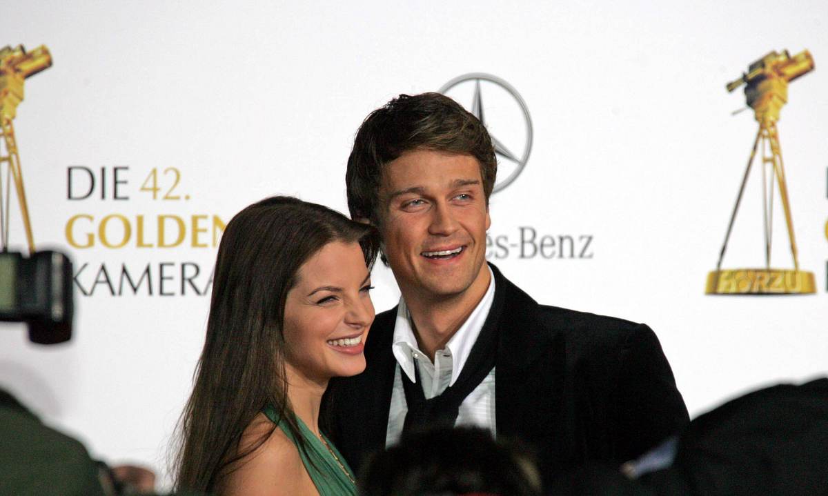 Yvonne Cattereld und Wayne Carpendale! Yvonne und Wayne schauen zur Seite!