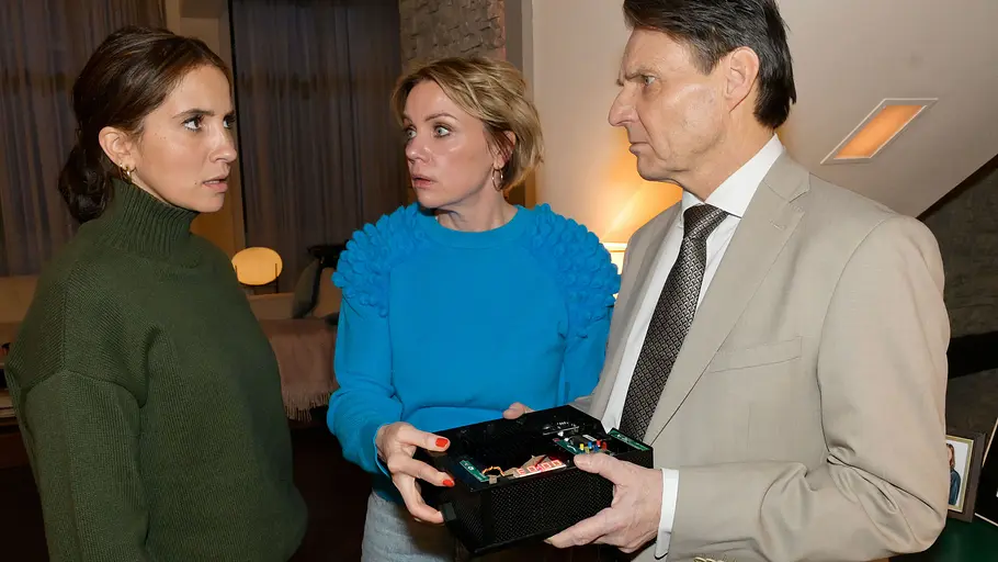 Yvonne und Gerner hoffen, dass Laura sie retten kann. Yvonne und Gerner schauen Laura ernst an.